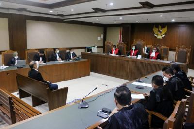 Terdakwa Mantan Direktur Utama PT Pelindo II RJ Lino mengikuti sidang di Pengadilan Tipikor, Jakarta , Selasa (14/12/2021).
