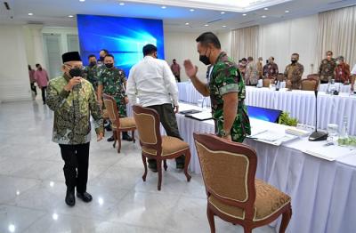 Wapres menekankan agar seluruh pihak terkait dapat lebih mendekatkan diri juga beradaptasi dengan kondisi, baik kondisi alam dan masyarakat di Papua.
