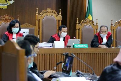 Terdakwa Komisaris PT Hanson International Tbk (MYRX) Benny Tjokrosaputro menjalani sidang lanjutan di Pengadilan Tipikor, Jakarta, Kamis (16/12/2021).