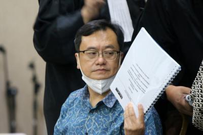 Terdakwa Komisaris PT Hanson International Tbk (MYRX) Benny Tjokrosaputro menjalani sidang lanjutan di Pengadilan Tipikor, Jakarta, Kamis (16/12/2021).