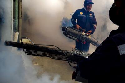 Petugas melakukan pengasapan (Fogging) untuk memberantas pertumbuhan nyamuk Aedes Aegypty serta mencegah penyebaran penyakit Demam Berdarah Dengu (DBD).