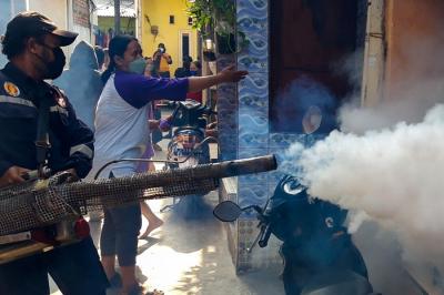 Petugas melakukan pengasapan (Fogging) untuk memberantas pertumbuhan nyamuk Aedes Aegypty serta mencegah penyebaran penyakit Demam Berdarah Dengu (DBD).