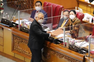Rapat Paripurna ke-11 Masa Persidangan II Tahun Sidang 2021-2022 di Kompleks Parlemen, Jakarta, Kamis (16/12/2021).