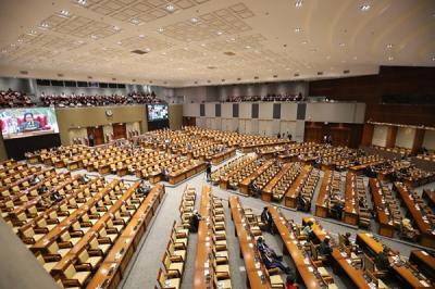 Rapat Paripurna ke-11 Masa Persidangan II Tahun Sidang 2021-2022 di Kompleks Parlemen, Jakarta, Kamis (16/12/2021).