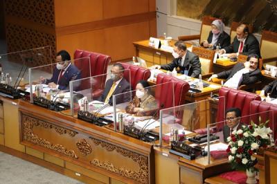 Rapat Paripurna ke-11 Masa Persidangan II Tahun Sidang 2021-2022 di Kompleks Parlemen, Jakarta, Kamis (16/12/2021).