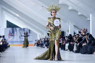 Model memperagakan busana saat acara Selebrasi Peluncuran MUFFEST+ 2022 di Istora Senayan, Jakarta Pusat, Kamis (16/12/2021).