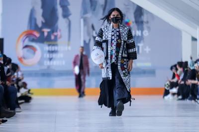 Model memperagakan busana saat acara Selebrasi Peluncuran MUFFEST+ 2022 di Istora Senayan, Jakarta Pusat, Kamis (16/12/2021).