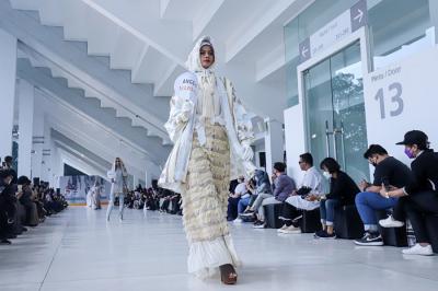 Model memperagakan busana saat acara Selebrasi Peluncuran MUFFEST+ 2022 di Istora Senayan, Jakarta Pusat, Kamis (16/12/2021).