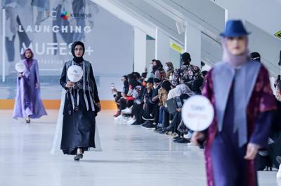 Model memperagakan busana saat acara Selebrasi Peluncuran MUFFEST+ 2022 di Istora Senayan, Jakarta Pusat, Kamis (16/12/2021).