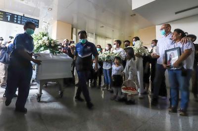 Keluarga dan kerabat saat mengiringi proses keberangkatan jenazah Selebgram Edelenyi Laura Anna ke krematorium di Rumah Duka Grand Heaven, Pluit.