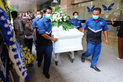 Keluarga dan kerabat saat mengiringi proses keberangkatan jenazah Selebgram Edelenyi Laura Anna ke krematorium di Rumah Duka Grand Heaven, Pluit.