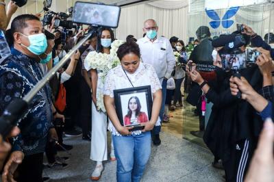 Keluarga dan kerabat saat mengiringi proses keberangkatan jenazah Selebgram Edelenyi Laura Anna ke krematorium di Rumah Duka Grand Heaven, Pluit.