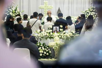 Keluarga berdoa saat upacara tutup peti jenazah Selebgram Edelenyi Laura Anna di rumah duka Grand Heaven Pluit, Jakarta Utara, Kamis (16/12/2021).