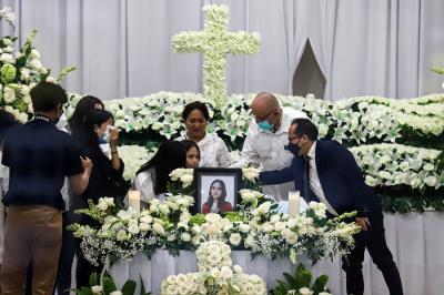 Keluarga berdoa saat upacara tutup peti jenazah Selebgram Edelenyi Laura Anna di rumah duka Grand Heaven Pluit, Jakarta Utara, Kamis (16/12/2021).