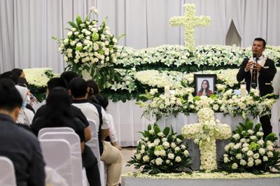 Keluarga berdoa saat upacara tutup peti jenazah Selebgram Edelenyi Laura Anna di rumah duka Grand Heaven Pluit, Jakarta Utara, Kamis (16/12/2021).