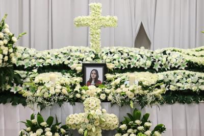 Keluarga berdoa saat upacara tutup peti jenazah Selebgram Edelenyi Laura Anna di rumah duka Grand Heaven Pluit, Jakarta Utara, Kamis (16/12/2021).