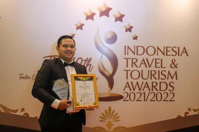 General Manager Lido Lake Resort by MNC Hotel menujukkan piala usai meraih penghargaan dalam acara Indonesia Travel & Tourism Awards (ITTA) 2021/2022.