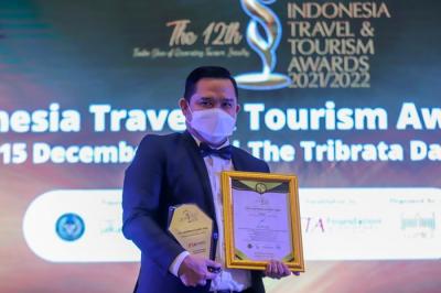 General Manager Lido Lake Resort by MNC Hotel menujukkan piala usai meraih penghargaan dalam acara Indonesia Travel & Tourism Awards (ITTA) 2021/2022.