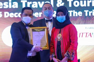 General Manager Lido Lake Resort by MNC Hotel menujukkan piala usai meraih penghargaan dalam acara Indonesia Travel & Tourism Awards (ITTA) 2021/2022.