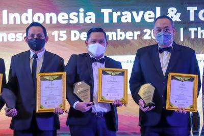 General Manager Lido Lake Resort by MNC Hotel menujukkan piala usai meraih penghargaan dalam acara Indonesia Travel & Tourism Awards (ITTA) 2021/2022.