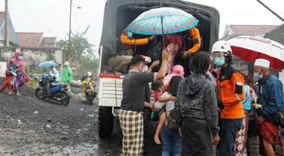 Tim Unit Unimog dan Unit Bilan dari tim DMC DD (Disaster Management Center Dompet Dhuafa) mengevakuasi warga Desa Sumber Wuluh Kecamatan Candi Puro.