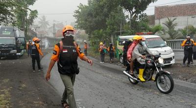 Tim Unit Unimog dan Unit Bilan dari tim DMC DD (Disaster Management Center Dompet Dhuafa) mengevakuasi warga Desa Sumber Wuluh Kecamatan Candi Puro.