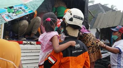 Tim Unit Unimog dan Unit Bilan dari tim DMC DD (Disaster Management Center Dompet Dhuafa) mengevakuasi warga Desa Sumber Wuluh Kecamatan Candi Puro.