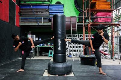 Anggota komunitas Piranha Stunt Indonesia saat berlatih di Studio Piranha, Cilodong, Depok, Jawa Barat, Rabu (15/12/2021).