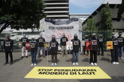 Aktivis Serikat Buruh Migran Indonesia , Greenpeace Indonesia serta Persatuan BEM BREGAS menggelar aksi Stop Perbudakan Modern di Laut.