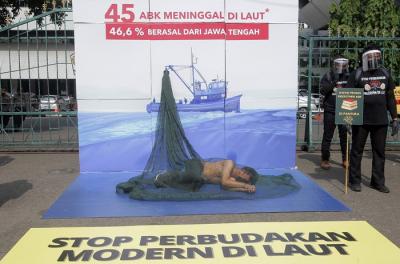 Aktivis Serikat Buruh Migran Indonesia , Greenpeace Indonesia serta Persatuan BEM BREGAS menggelar aksi Stop Perbudakan Modern di Laut.