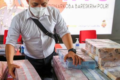 Konferensi pers terkait Tindak Pidana Pencucian Uang hasil penjualan dan peredaran narkotika di Bareskrim Polri, Jakarta, Kamis, (16/12/2021).
