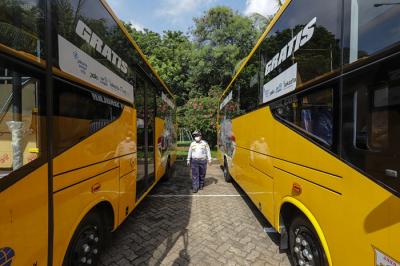 Petugas memeriksa kesiapan bus sekolah yang terparkir di Kantor Dinas Perhubungan dan Transportasi Unit Pengelola Angkutan Sekolah, Jakarta Timur.