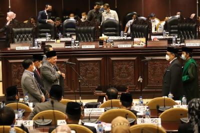 Sidang paripurna ke-6 masa sidang II tahun sidang 2021-2022 di Nusantara V, Kompleks Parlemen MPR/DPR-DPD, Senayan, Jakarta, Kamis (16/12/2021).