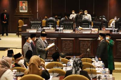 Sidang paripurna ke-6 masa sidang II tahun sidang 2021-2022 di Nusantara V, Kompleks Parlemen MPR/DPR-DPD, Senayan, Jakarta, Kamis (16/12/2021).