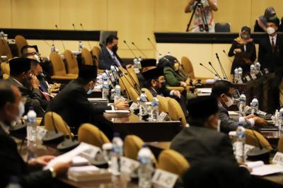 Sidang paripurna ke-6 masa sidang II tahun sidang 2021-2022 di Nusantara V, Kompleks Parlemen MPR/DPR-DPD, Senayan, Jakarta, Kamis (16/12/2021).