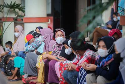 Seorang anak menunjukan Kartu Identitas Anak (KIA) miliknya di Kecamatan Tapos, Depok, Jawa Barat, Jumat (17/12/2021).