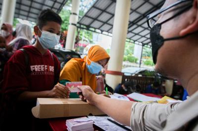 Seorang anak menunjukan Kartu Identitas Anak (KIA) miliknya di Kecamatan Tapos, Depok, Jawa Barat, Jumat (17/12/2021).