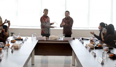 Executive Chairman MNC Group Hary Tanoesoedibjo menerima kunjungan persahabatan Duta Besar Inggris untuk Indonesia dan Timor-Leste Owen Jenkins di MNC Center.