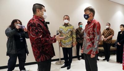 Executive Chairman MNC Group Hary Tanoesoedibjo menerima kunjungan persahabatan Duta Besar Inggris untuk Indonesia dan Timor-Leste Owen Jenkins di MNC Center.
