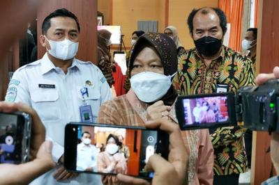 Menteri Sosial Tri Rismaharini memberikan pengarahan kepada para petugas dalam pelatihan teknis manajemen Command Center di Jakarta, Jumat (17/12/2021).