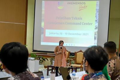 Menteri Sosial Tri Rismaharini memberikan pengarahan kepada para petugas dalam pelatihan teknis manajemen Command Center di Jakarta, Jumat (17/12/2021).