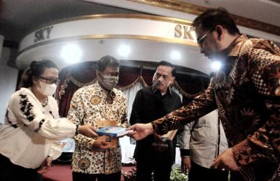 Daftar 100 buku yang mewarnai Indonesia sejak era Kolonial sudah dirilis oleh Perkumpulan Penulis Indonesia Satupena ketika menyambut Sumpah Pemuda.