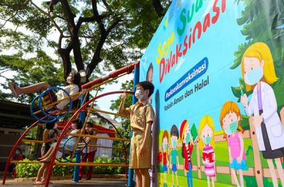Wakil Ketua Komisi XI DPR RI Charles Honoris saat menghadiri acara vaksinasi Covid-19 untuk anak usia 6-11 tahun di kawasan RT 12, Layar Permai PIK.