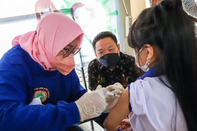 Wakil Ketua Komisi XI DPR RI Charles Honoris saat menghadiri acara vaksinasi Covid-19 untuk anak usia 6-11 tahun di kawasan RT 12, Layar Permai PIK.