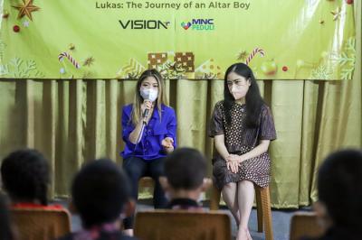 Managing Director Vision+ Clarissa Tanoesoedibjo dan Chairwoman MNC Peduli Jessica Tanoesoedibjo saat menghadiri kunjungan di Panti Asuhan Pondok Kasih Agape.