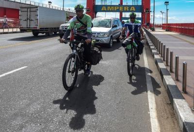 Tjahaja Gunawan (Biru) dan Muhammad Fuad (Hijau) pesepeda asal Tangerang Selatan, Provinsi Banten yang melakukan perjalanan ke Kota Mekkah.