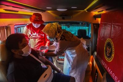 Badan Intelijen Negara (BIN) Daerah Sumatera Selatan turun ke jalan mengajak warga untuk Vaksin Covid-19 di Jalan Demang Lebar Daun Palembang.