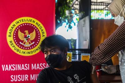 Badan Intelijen Negara (BIN) Daerah Sumatera Selatan turun ke jalan mengajak warga untuk Vaksin Covid-19 di Jalan Demang Lebar Daun Palembang.