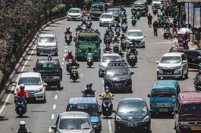 Masyarakat beraktivitas di tengah penerapan Pemberlakuan Pembatasan Kegiatan Masyarakat (PPKM) level 1 di Depok, Jawa Barat, Sabtu (18/12/2021).