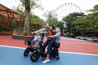 Pengunjung menikmati salah satu wahana permainan di taman rekreasi Jungleland, Sentul, Kabupaten Bogor, Jawa Barat, Jumat (17/12/2021).